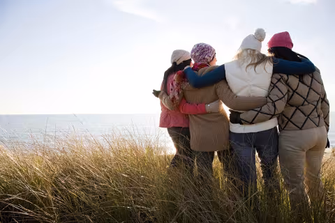 female-friends-by-the-sea