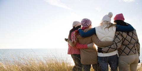 female-friends-by-the-sea